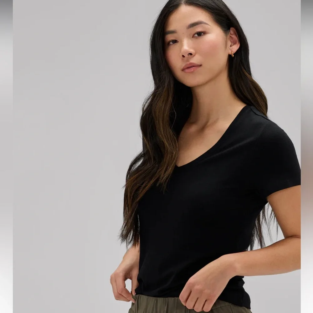 Women's Small Unbound Merino V‑Neck T‑Shirt Black - Picture 2 of 6